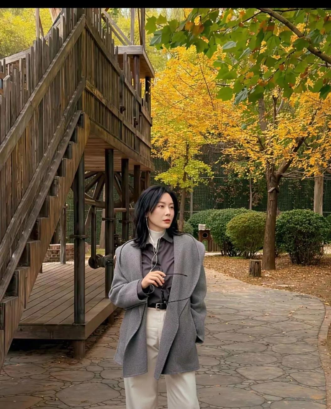 陈数的秋日穿搭太戳了！灰调大衣穿出松弛高级感
 
陈数的秋日氛围感穿搭请锁死！一