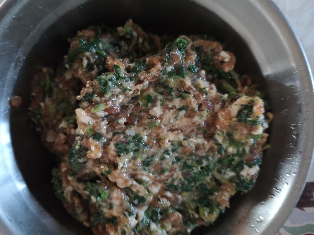 这小白菜还是我们亲家亲手种的菜，绝对是绿色食品，收获后因为太多了，所以洗干净后用