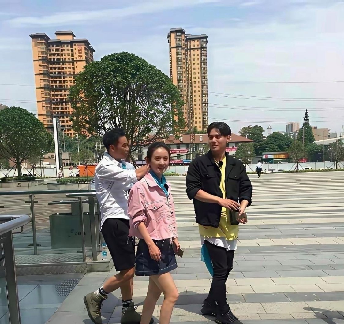 户外综艺路透，赵丽颖元气亮相，任达华贴心为她整理头发，吴俊余伴在一旁，同框画面温