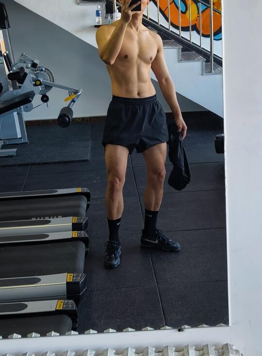 腹肌躲躲藏藏。。