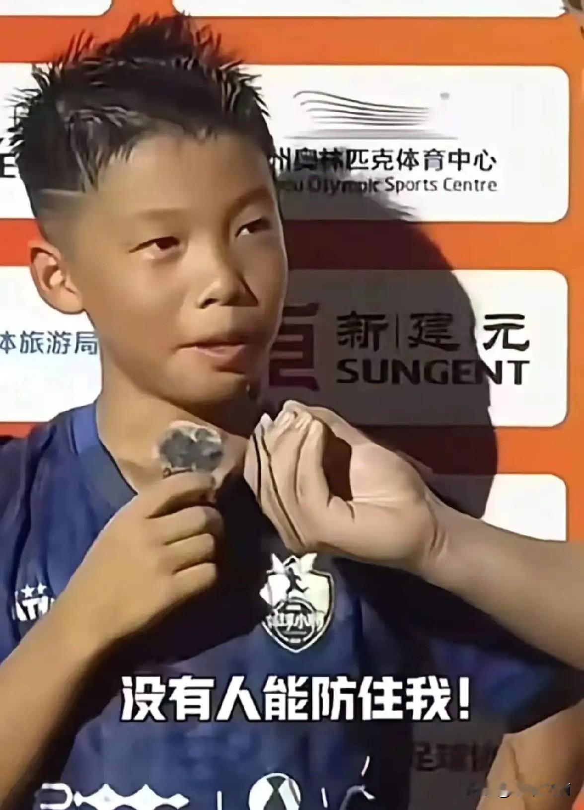 无证教练叫板国家队。没有一毛钱官方拨款的孩子，七战全胜，拿了欧洲杯。

董路带着