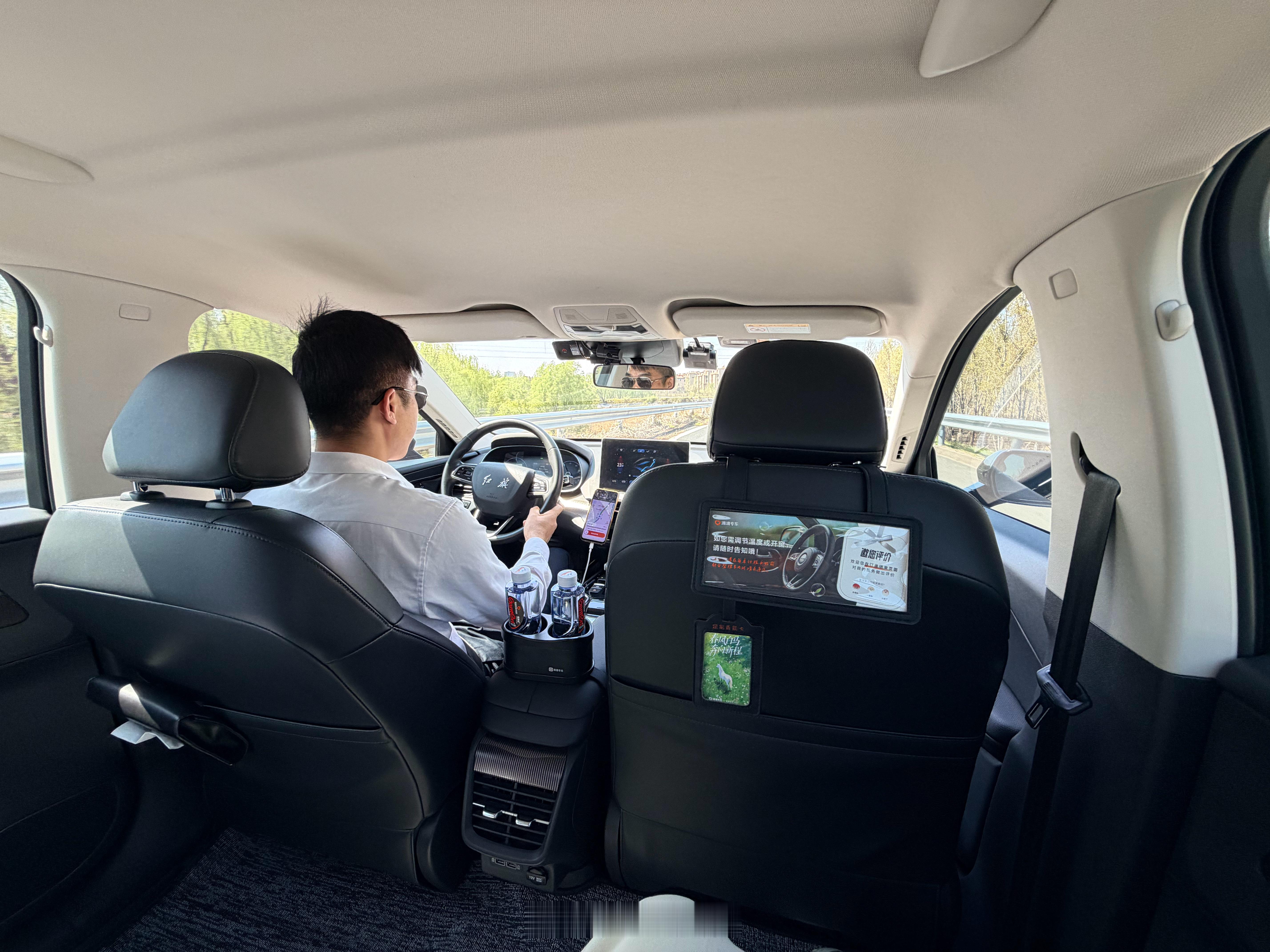 从天津打车去北京首都机场，专车司机说羡慕你们京牌有特权，我说这话怎么讲。他说我把