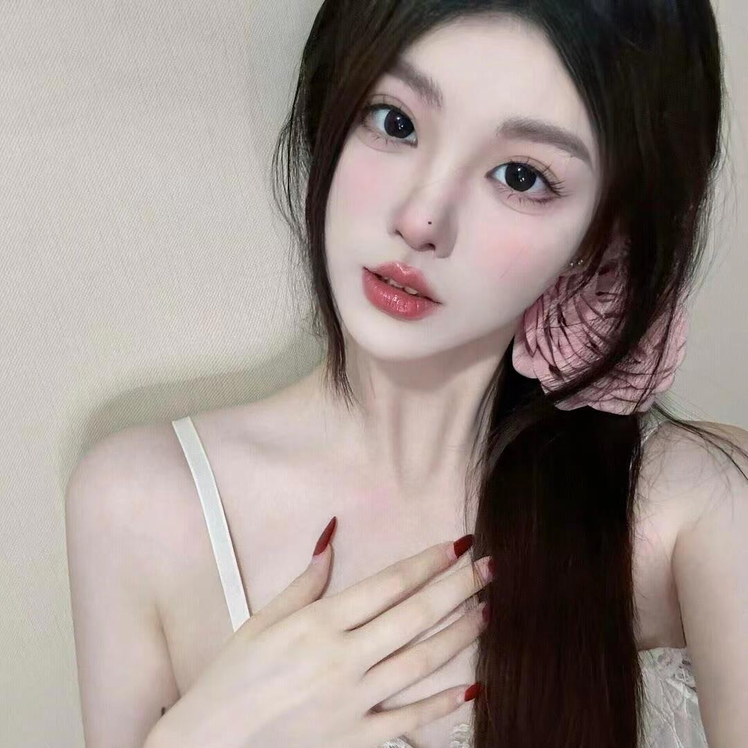 𝑾𝒆 𝑪𝒉𝒂𝒕｜纯欲招桃花女头  浪漫固然重要 但是真诚更胜一筹. 