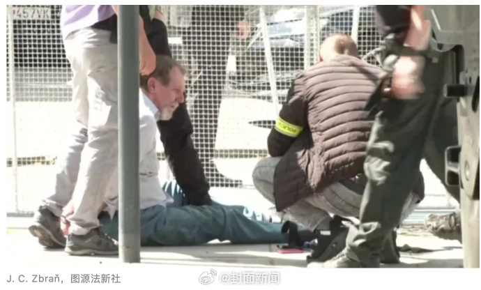 【#袭击斯洛伐克总理男子身份曝光# 曾出版多部诗集】#斯洛伐克总理目前无生命危险