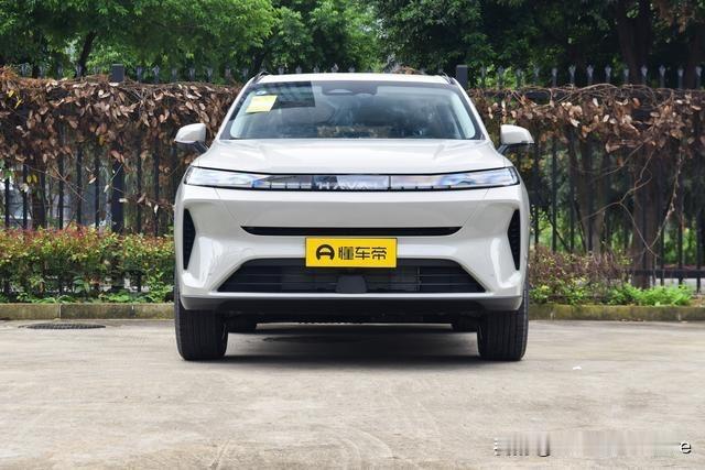 基本一样的外观却叫两个完全不相干的名字

燃油版和插电混合动力这两车，轴距一样，