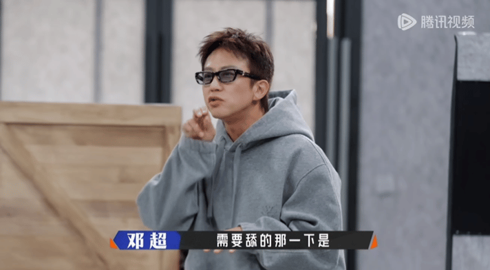 邓超现场演蜥蜴邓超演出了蜥蜴的精髓 学员演蜥蜴被猜是壁虎青蛙，邓超一眼就看出来不