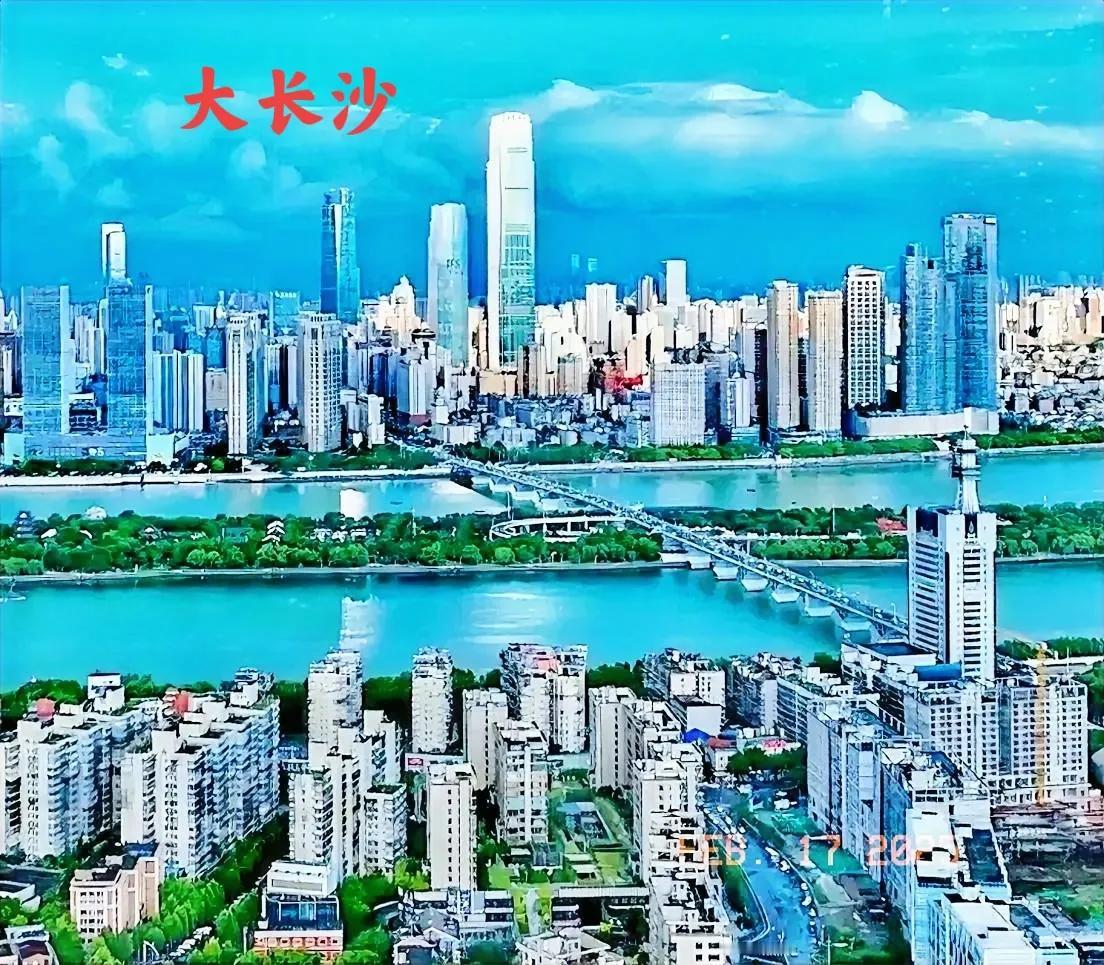 说实话，长沙要想成功的实现长江中游地区的中心城市，必须要将长株潭连成一体化发展，