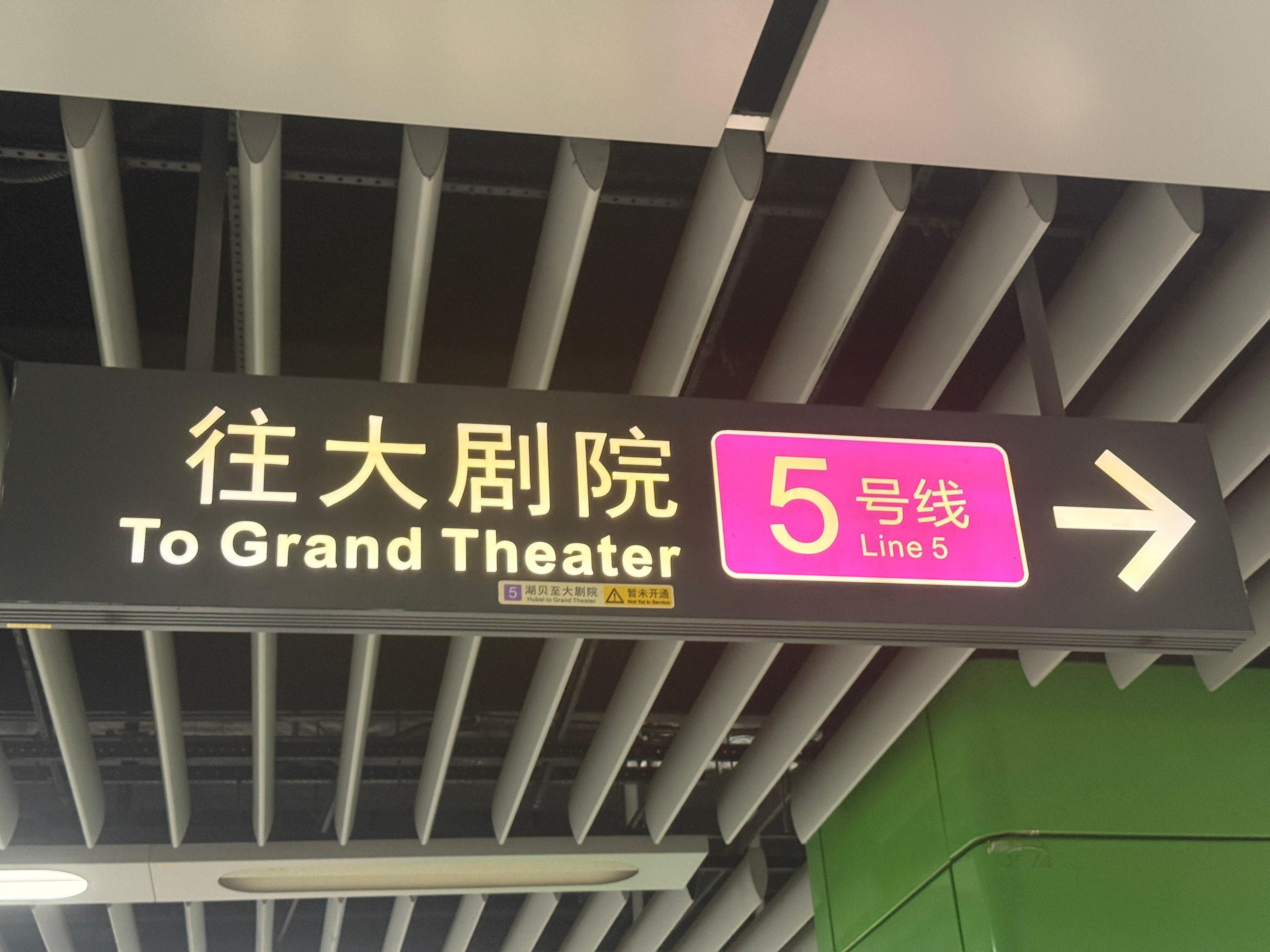 新赛季第一次看现场，宝安体育馆离我更近了，二十分钟地铁，挺方便的，地铁出来就是体