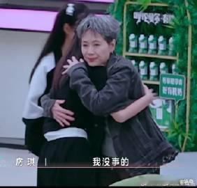 叶童抱了房琪好久乘风2025 叶童与房琪的这个拥抱，充满了力量与温柔！舞台下的暖