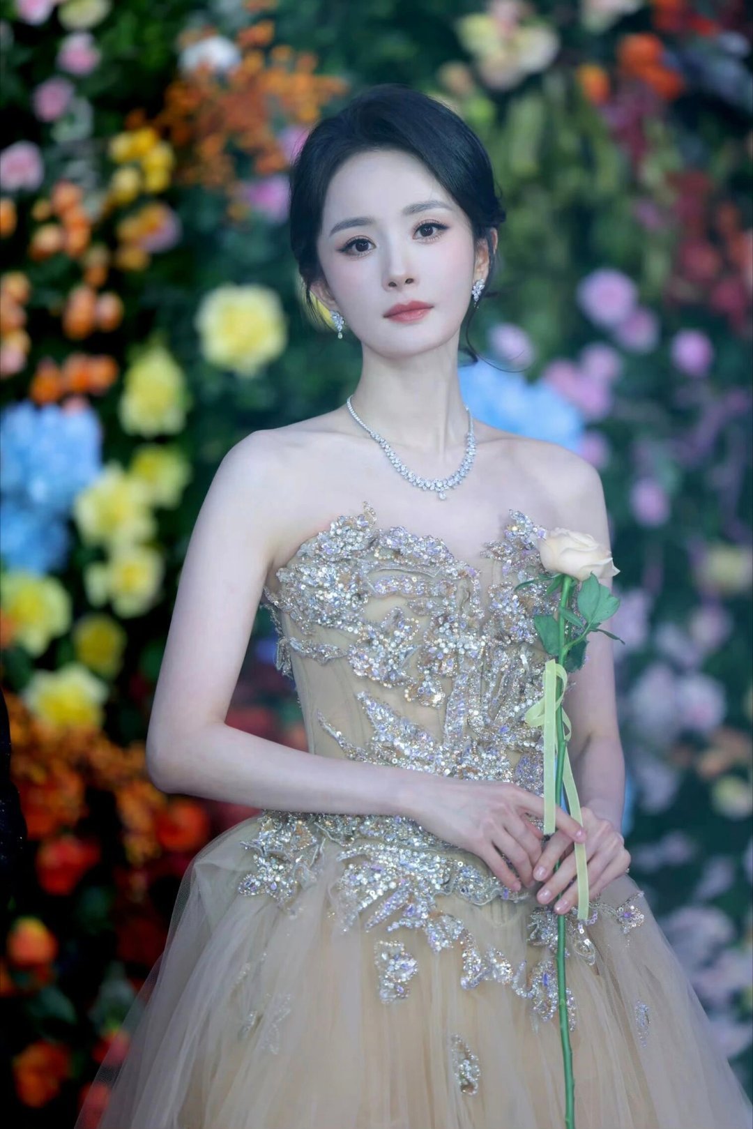 百花奖后台那几声击掌，比奖杯落袋的声音更实在。杨幂举着手机记录王骁领奖的全过程，
