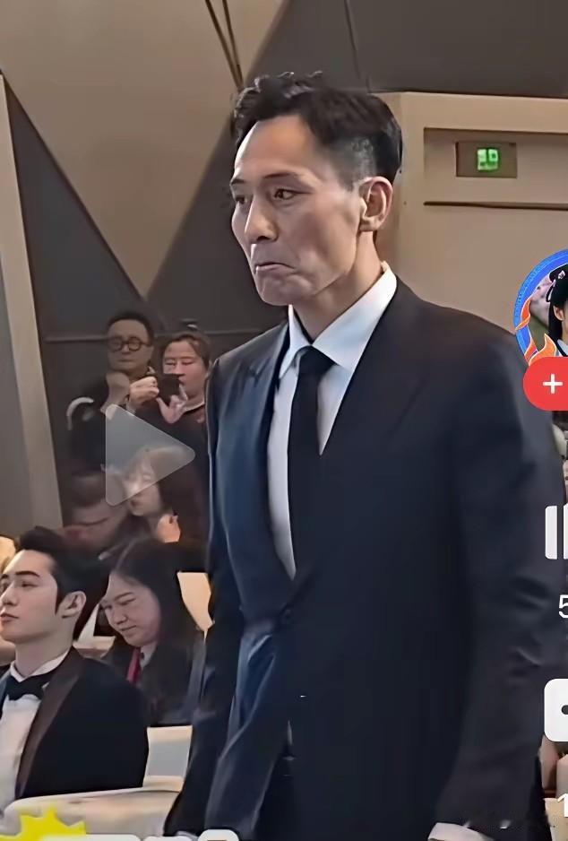 月岁就是一把杀猪刀，一个年青的帅哥，瞬间变成了一个中年大叔，电影节上的刘烨，网友