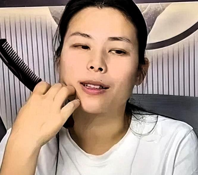 姚家妞妞直播，揭开众人好奇的谜底，原来跟她一起搭档带货的，都是自家堂侄子。
 