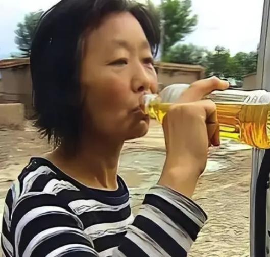 2006年，东北油田出了一位远近闻名的“毒妇”，她把汽油当饮料喝了三十年，被家人