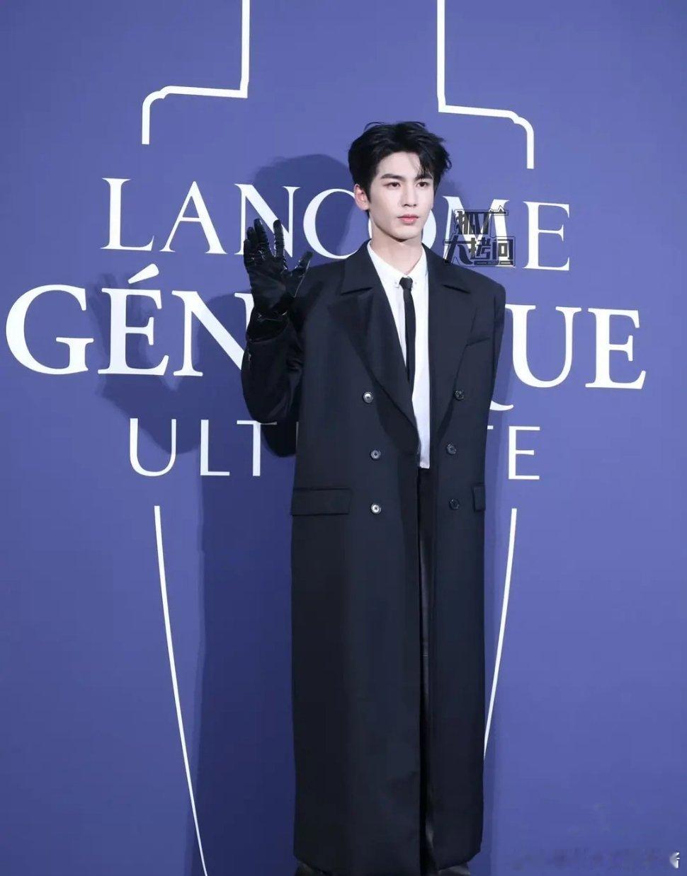 张凌赫这下颌线太标志了，哪个女的不迷糊？ ​​​