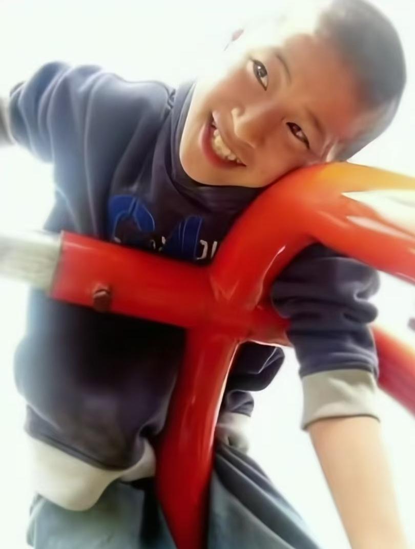 29岁的张云鹏，在苏州园林里穿着一身蓝色古装长袍，手里握着一把道具剑，那一刻，他