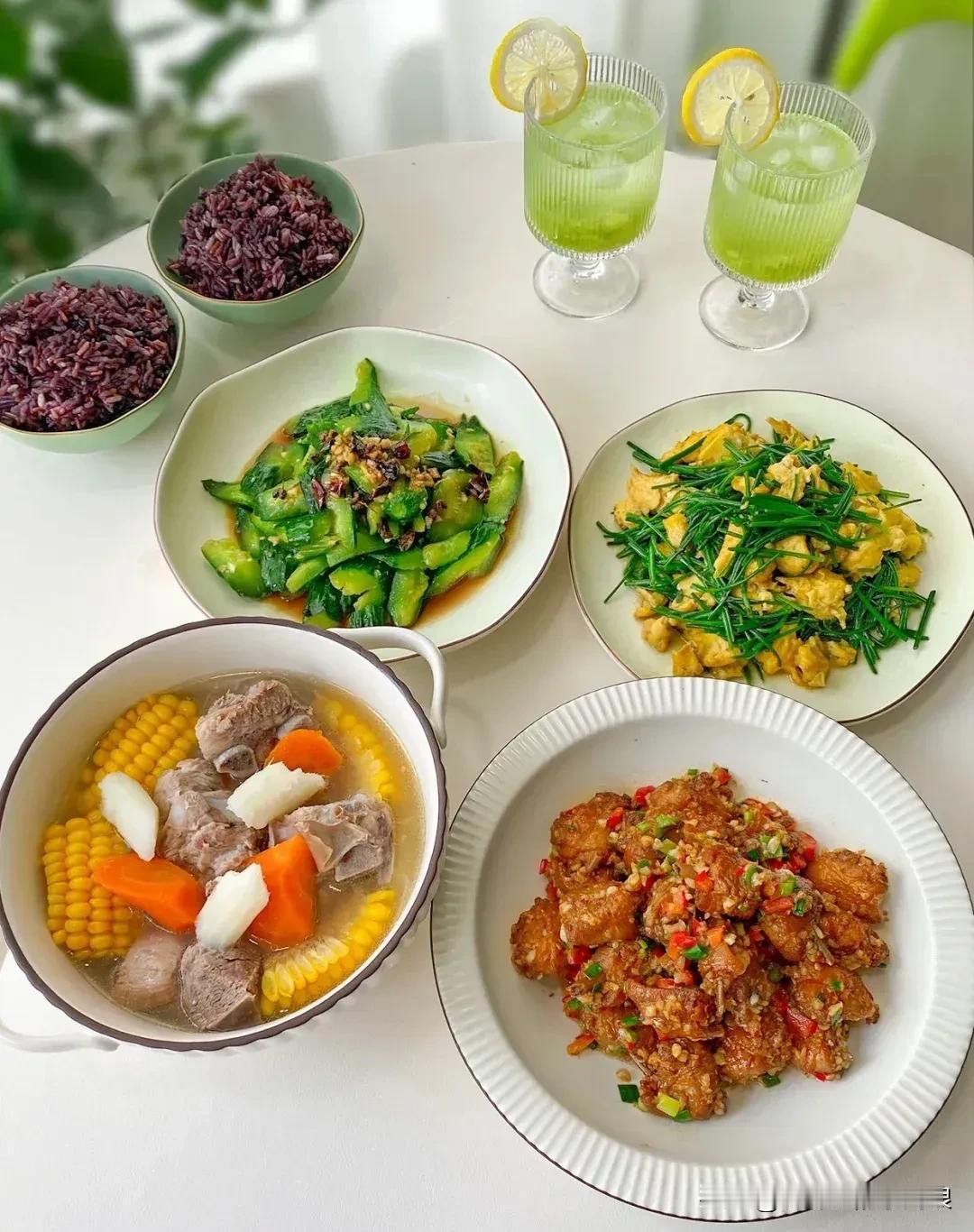 每一个人，并不是十分完美的。所以，不要评价别人容貌，因为他不靠你吃饭；不要评价别