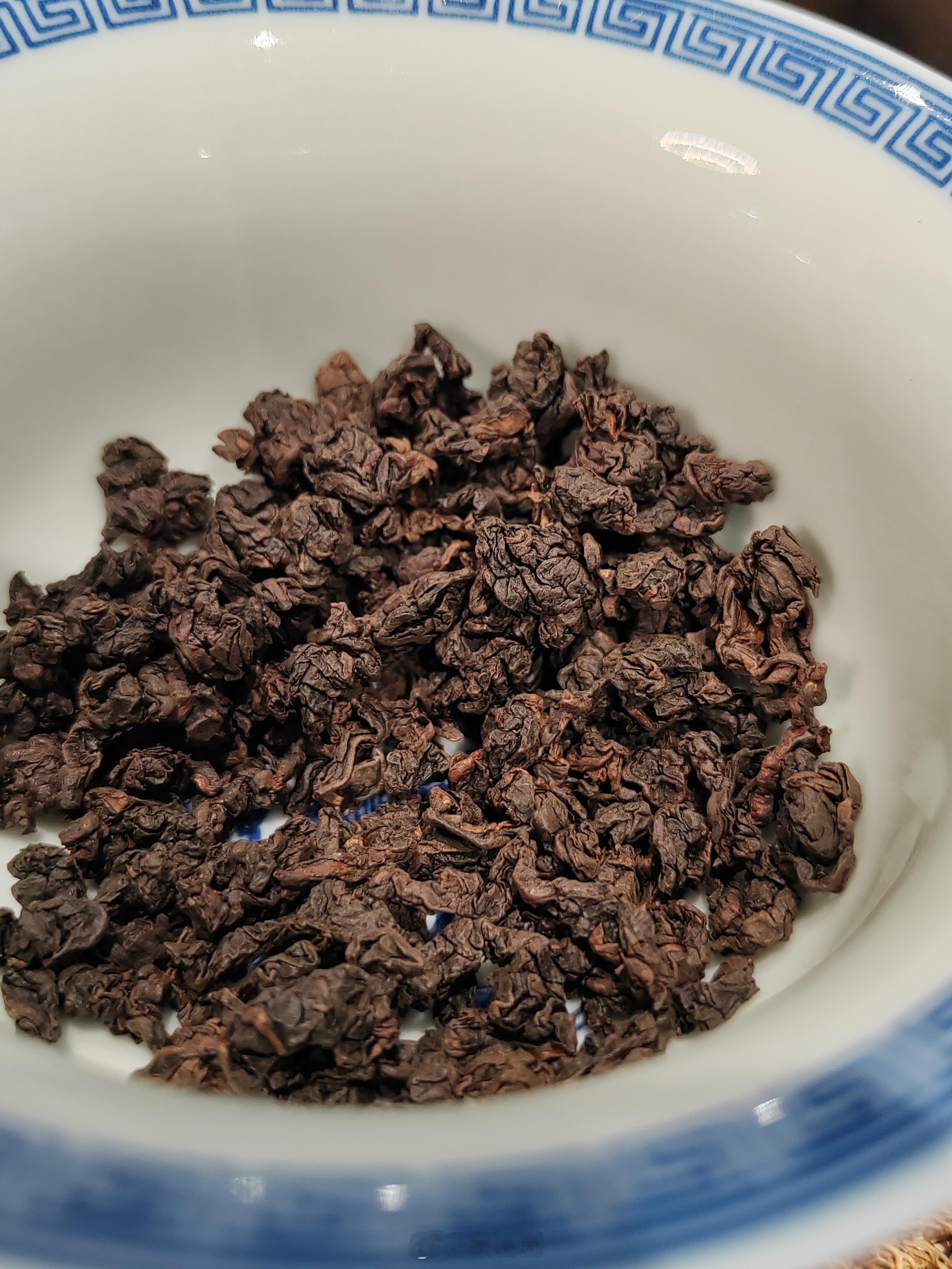 台风还在海上磨蹭，气压低得让人胸口发闷，蝉鸣像是灌进耳朵里的热浪，尖利，绵长，没
