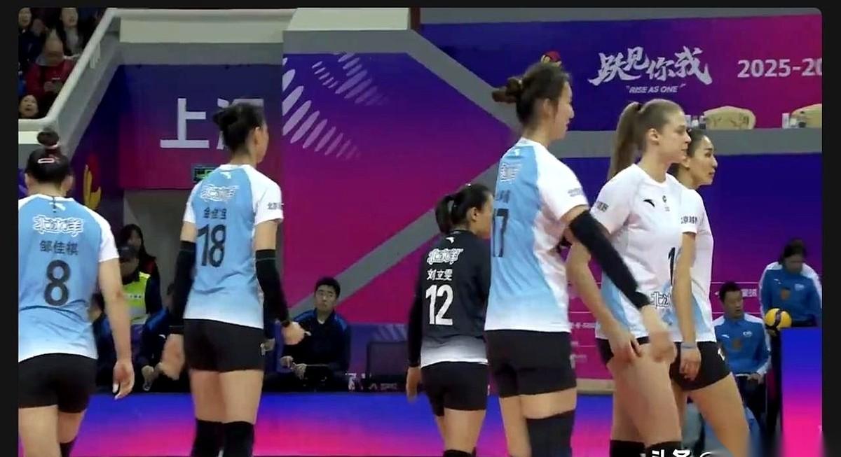 我天，一打开电视，7比4，北京队领先。
我揉了揉眼睛，没看错吧？这可是上海队的主