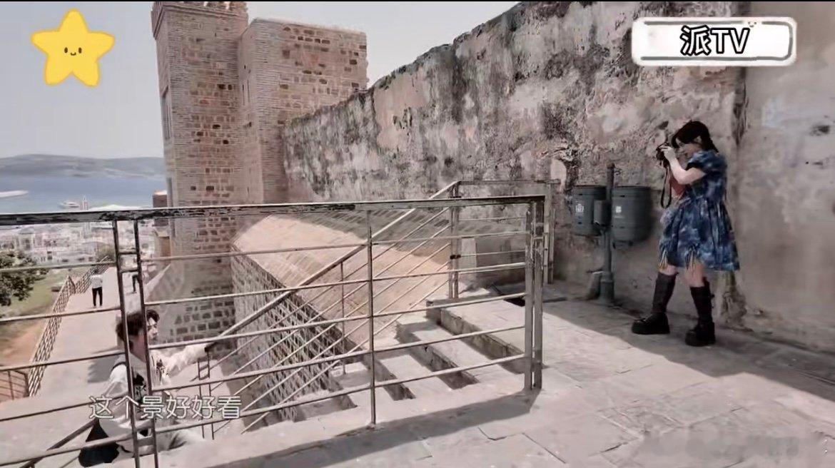 尹浩宇变沈月专属模特中餐厅名场面 尹浩宇这助理兼模特也太称职了吧！反光板举得稳稳