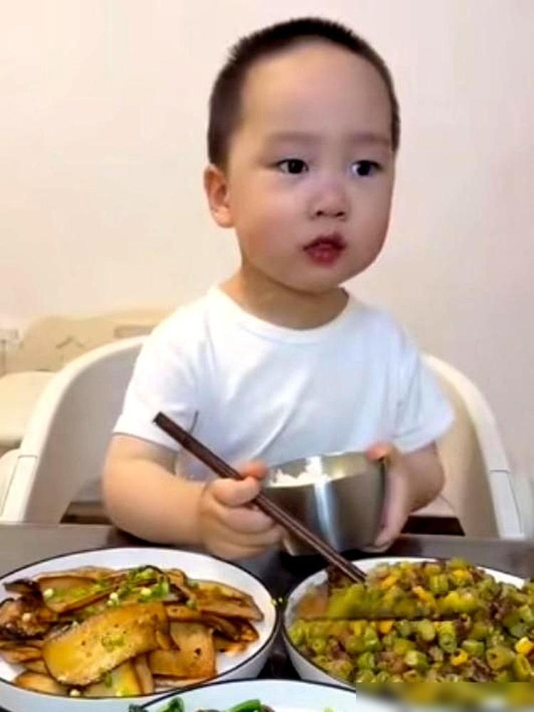 我之前还真信了小米乐只有两岁多，天天拿他的吃饭视频训我家崽，说你看人家长得乖吃饭