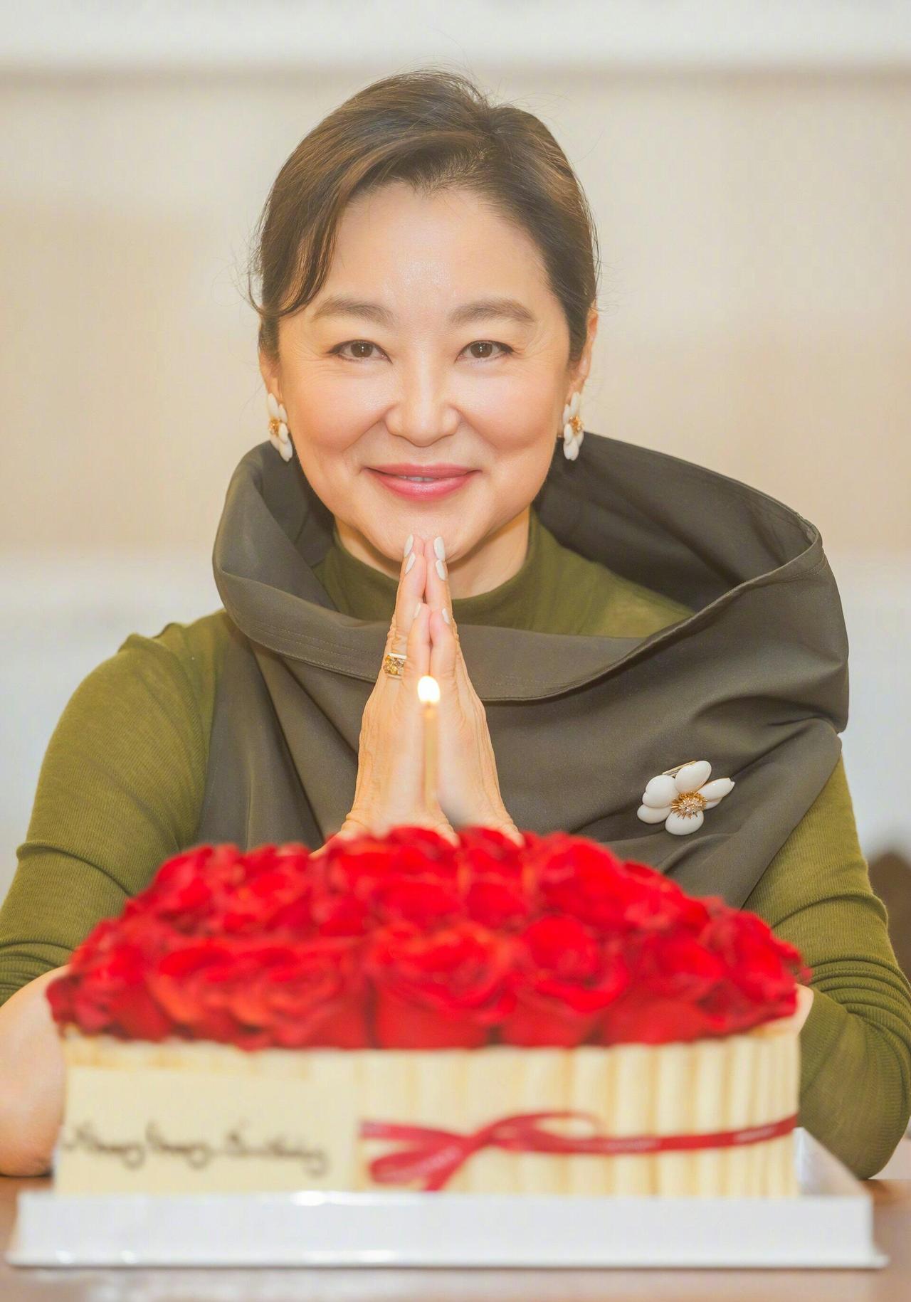 很多女明星，美在皮相，是精致、明艳、柔媚，一眼看去惊艳动人。而林青霞最难得，是美