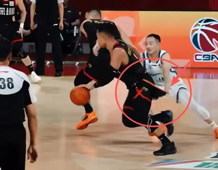 12月13号，深圳主场，77比89输给青岛。
 
比赛里，贺西宁拿球准备突，王奕