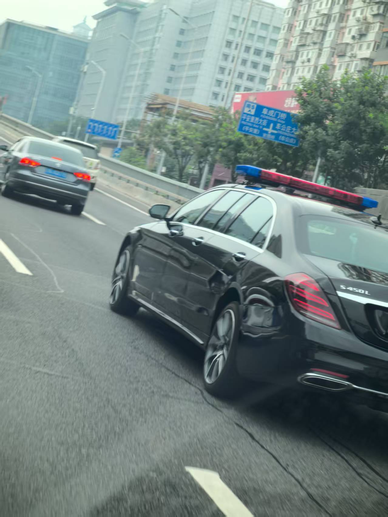豪车超跑[超话]  这个怎么样？奔驰普尔曼，但是又不是迈巴赫普尔曼……是标板的！