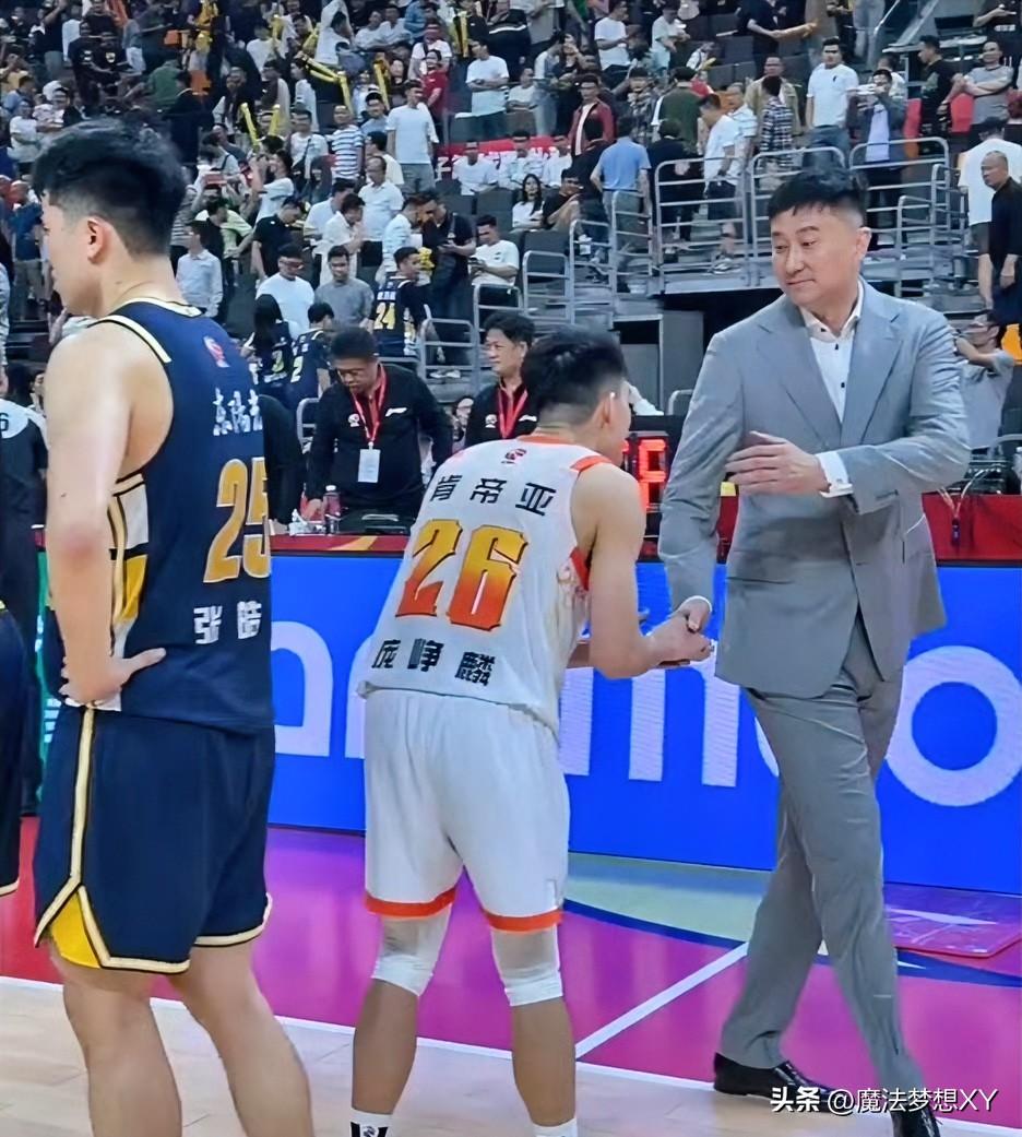 广东男篮主场击败江苏赛后，
有个细节不得不说，
就是江苏男篮内外援专门找
杜锋握