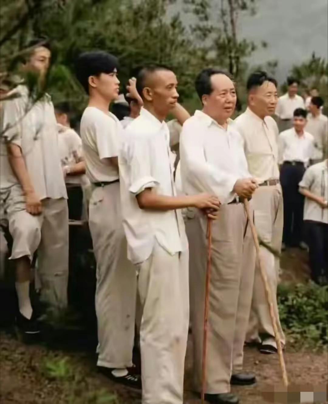 这是1965年拍下的一张老照片。照片里72岁的毛主席，穿着一件洗旧的衬衫，手里拄