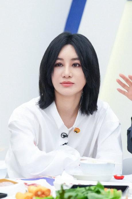 尚雯婕王濛是同一年夺冠的王濛遇到尚雯婕也变妹了节目小考舞台上满是暖心细节，尚雯婕