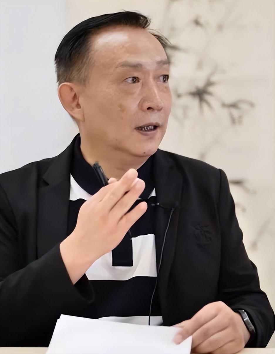 有人想把我们喝的水、用的电、上的网，打包卖给资本。
还生怕我们看懂，特地用英文写