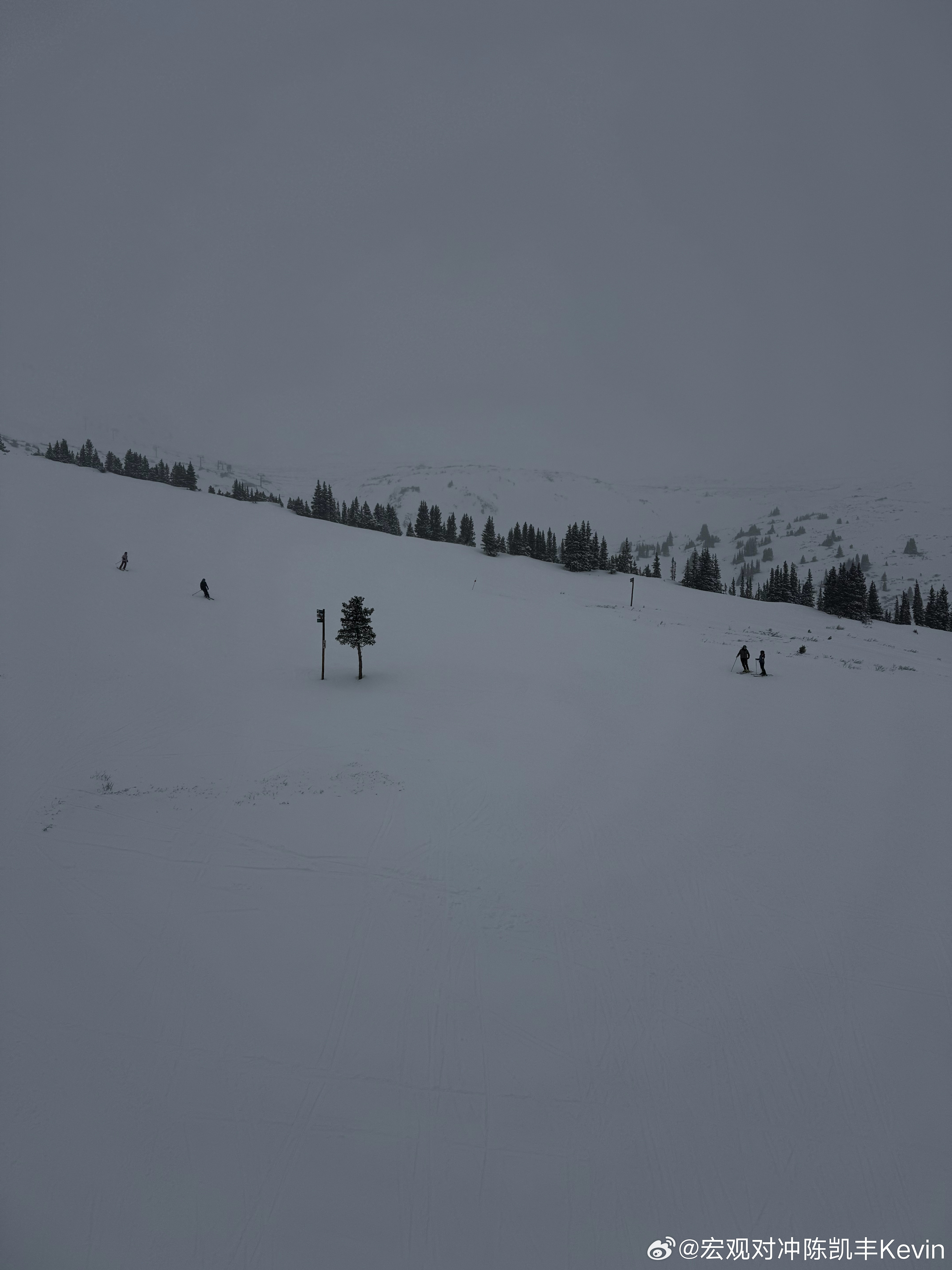 到 Loveland 滑雪的一个美好浪漫传统：滑到这个大坡的中间的时候，去和这棵
