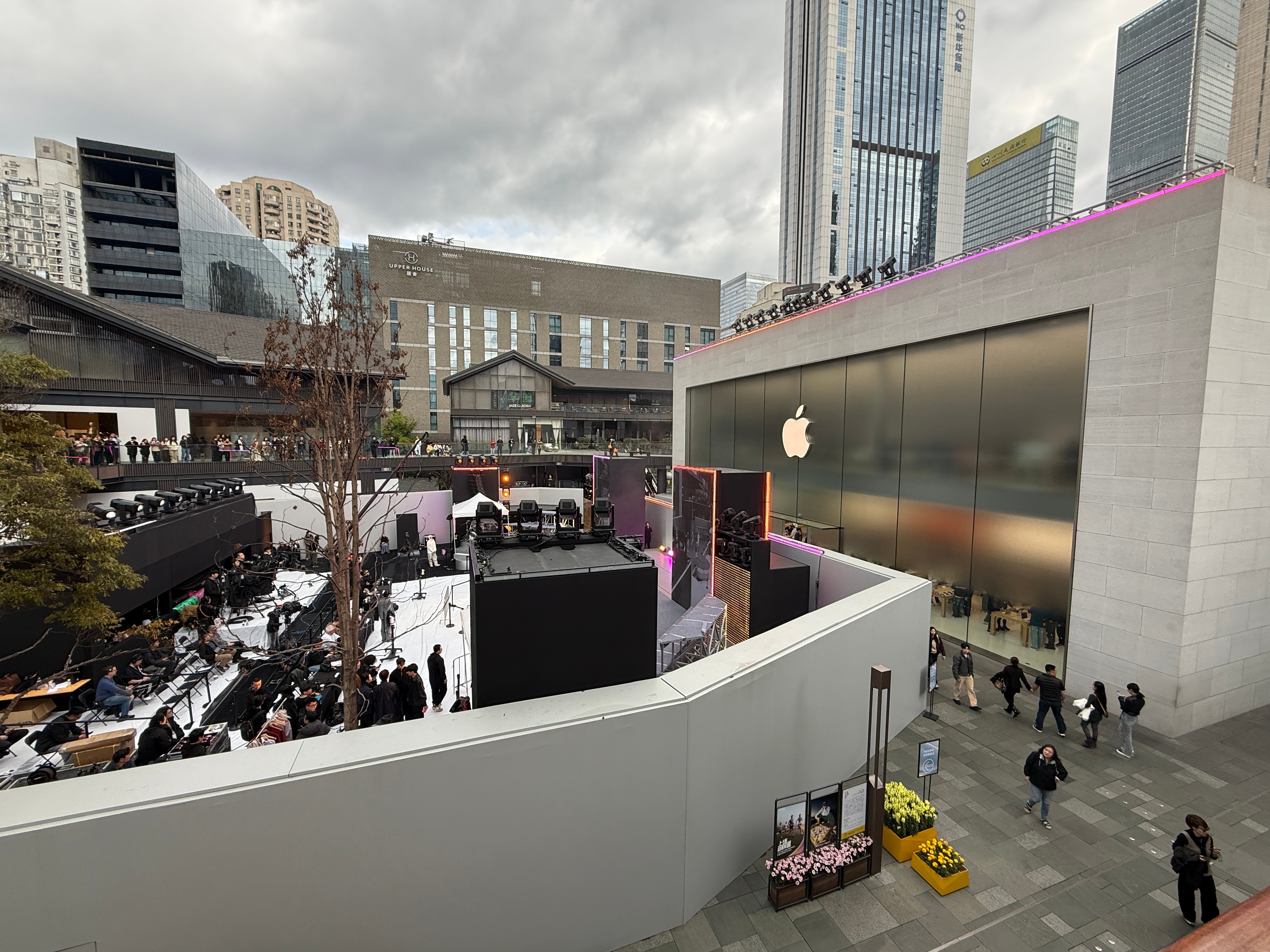 今天成都太古里的 Apple Store 苹果店临时闭店了，是为了苹果成立 50