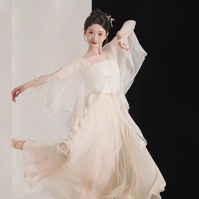 仙气飘飘的汉服少女，轻盈舞动在白色背景前，宛如画中仙子。晒图笔记大赛 中国风仙女