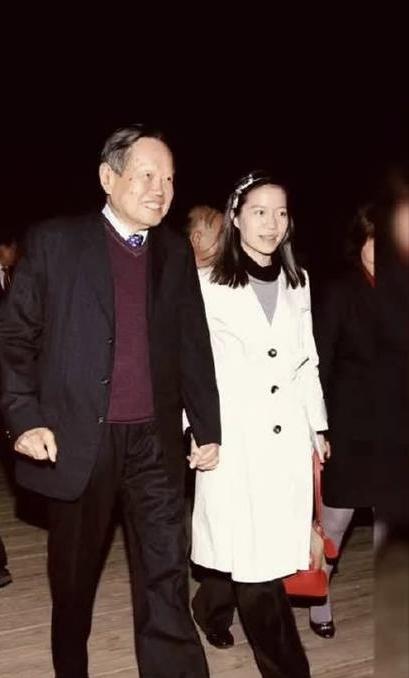 20年前杨振宁的婚姻预言，
如今应验得让人泪目！
 “不管今天大家对我们的婚姻是
