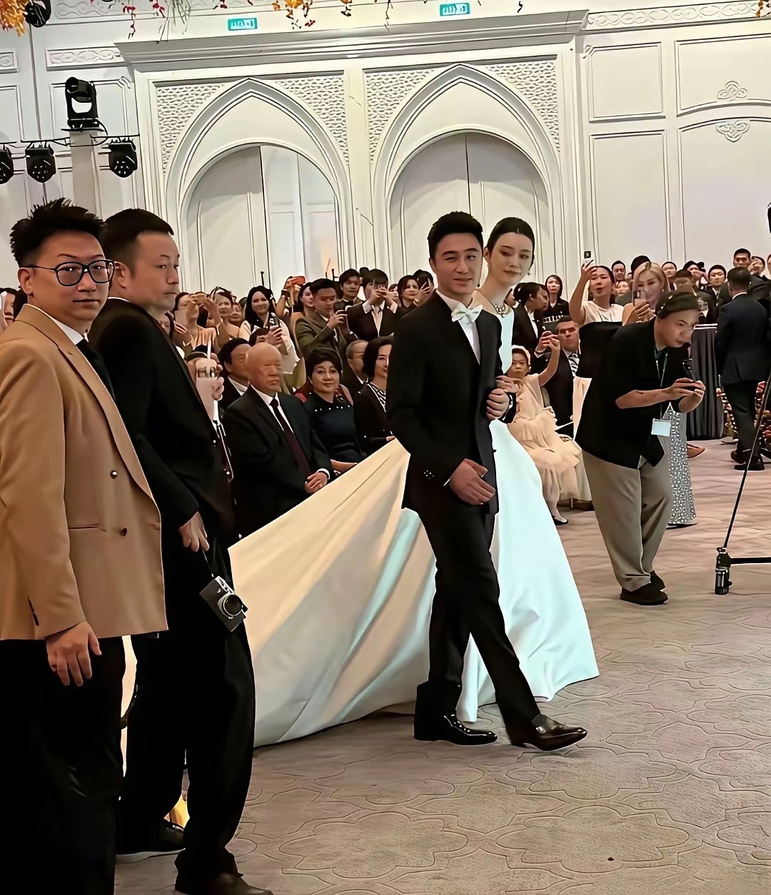 奚梦瑶和何猷君婚礼上，7岁的儿子正脸照首次曝光，小家伙落落大方，像个小大人。 ​