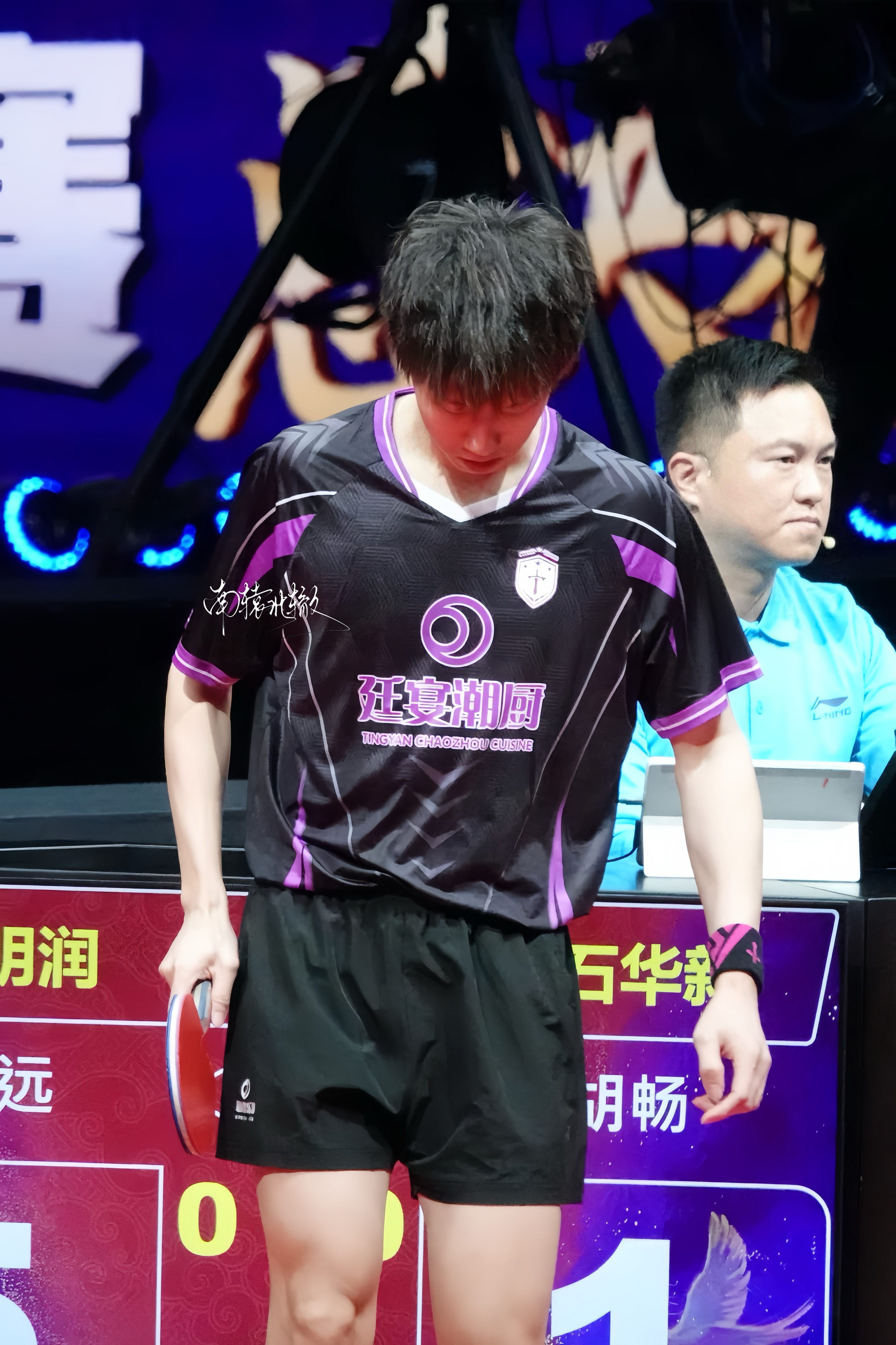 凌糕圆是一位魁梧男子，身形高大强壮，双臂有力，步履稳健，身躯壮硕的好像一堵墙似的