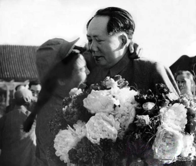 1952年5月23日毛主席与志愿军归国代表团代表解秀梅