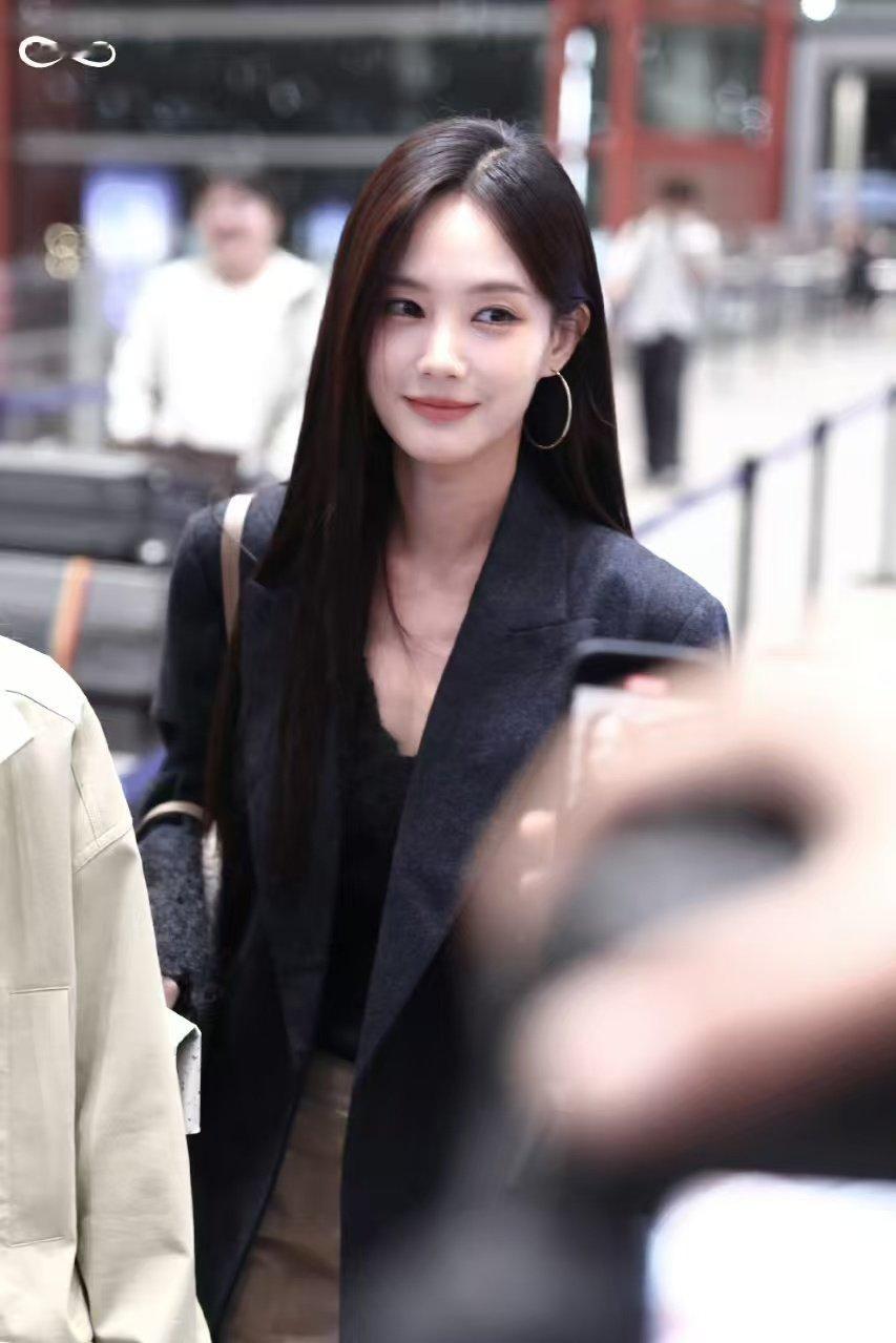 李一桐有求必应活动现场粉丝喊她跳角色舞蹈片段，她笑着起身跟着节拍跳，灵动模样让现