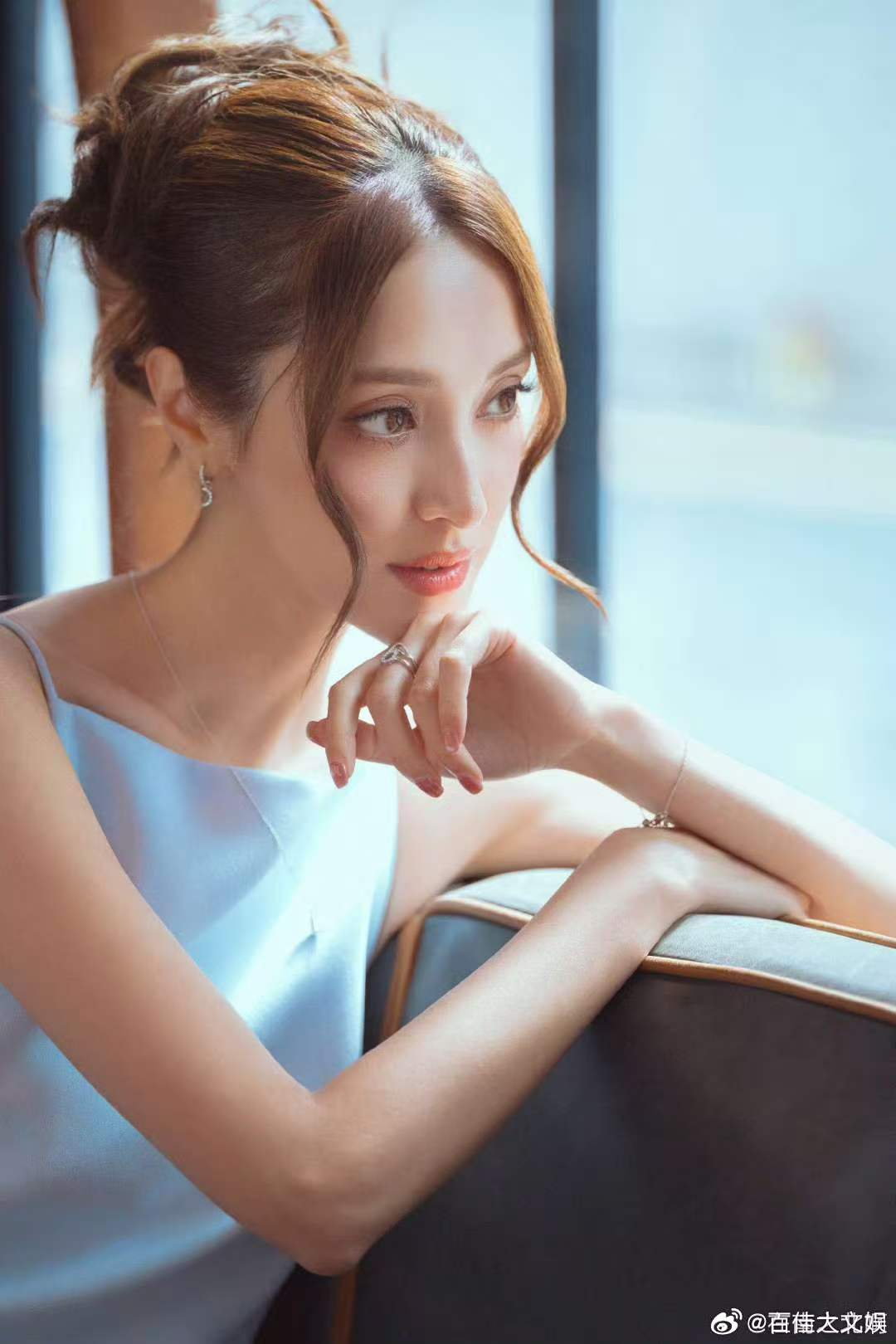 陈凯琳压轴出场也太美了 谁还没看陈凯琳浪姐压轴出场？真人芭比本人好吧！优雅得体又