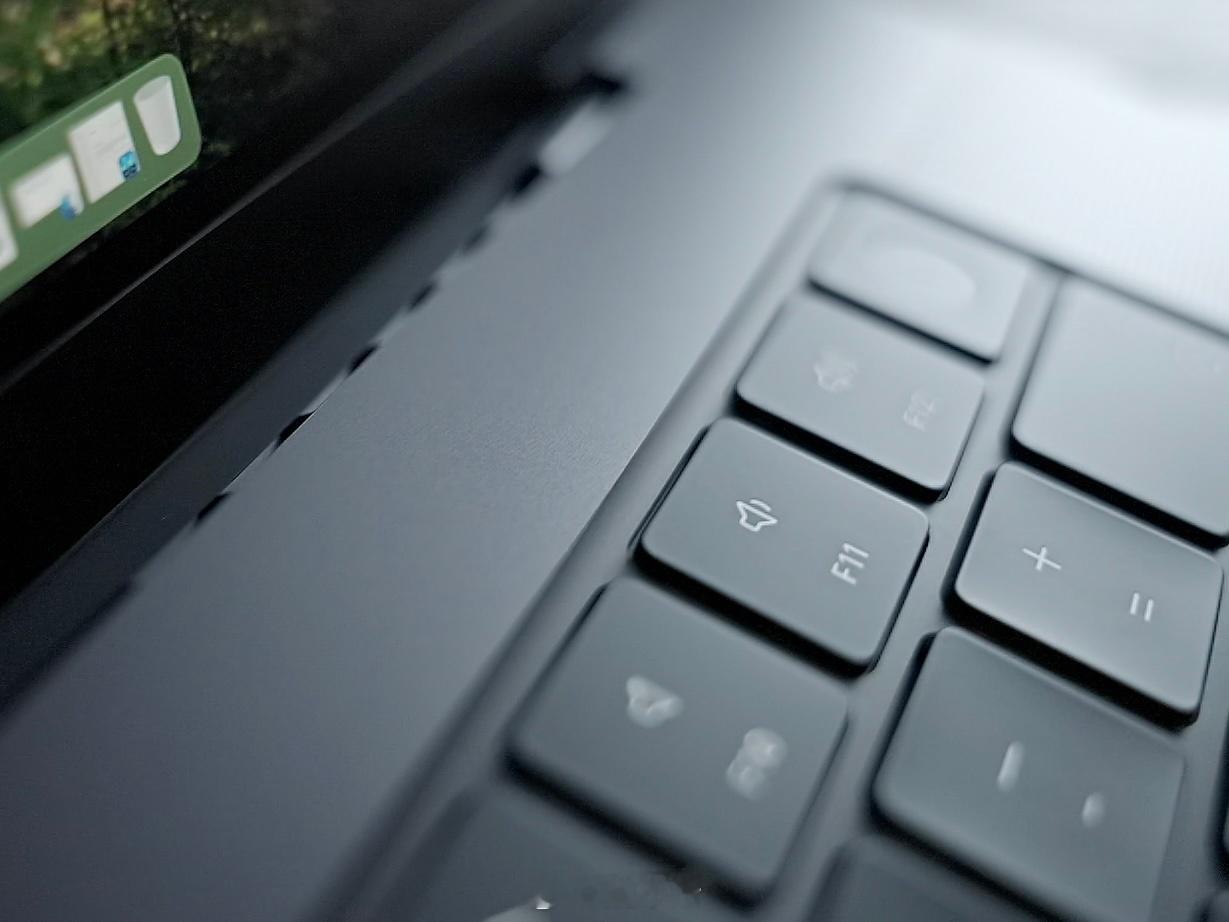 一个不准确观察：感觉这次 MacBook Pro 的键盘键帽涂层，发生了一些变化