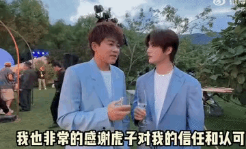 苏醒真不愧是再就业团的商务代表啊，两个节目的制作人都给哄的好开心，这意思两档节目