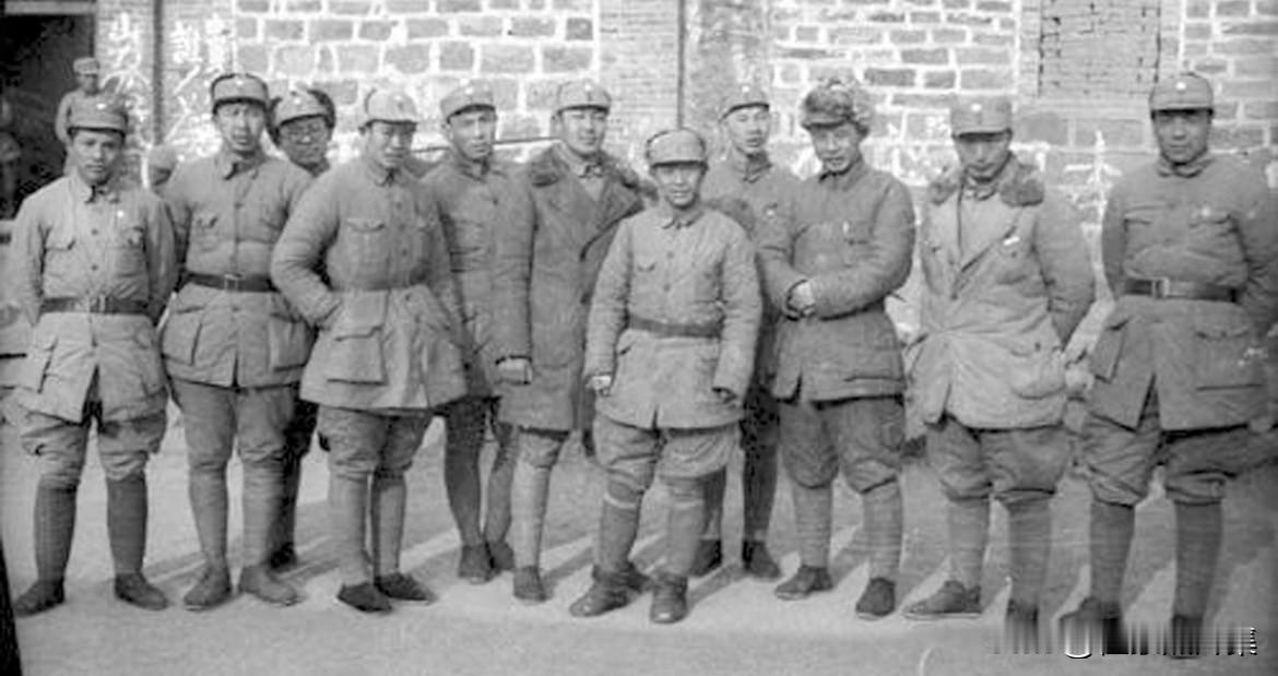 1939年，朱良才（左起）、王平、刘澜涛、刘道生、唐延杰、赵尔陆、舒同、杨成武、