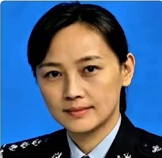 一秒识贼！上海女民警下班遛弯凭直觉锁定可疑男子
 
下班后，身着便衣在老外街正常