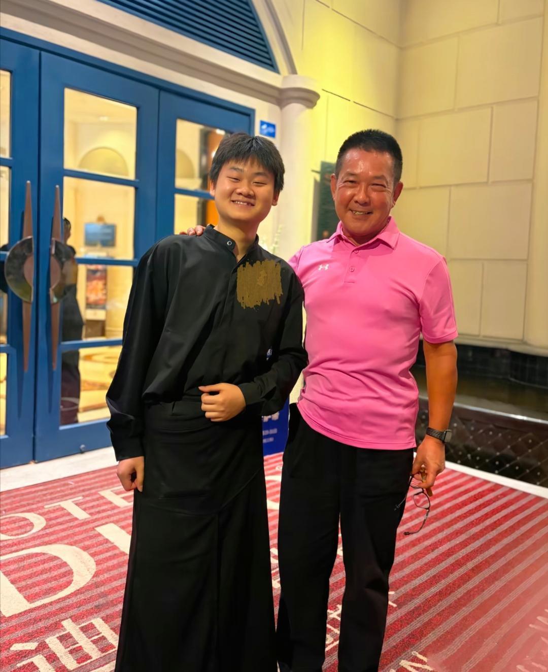 元彪现身深圳一家酒店和粉丝合影，他身穿粉色Polo衫，黑色裤子，发达的胸肌在Po