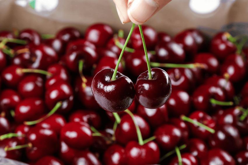 300元一斤草莓、800元一颗菠萝，到底谁在买？