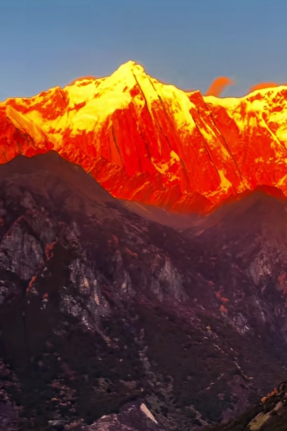 🏔️ 当清晨第一缕光吻上南迦巴瓦，雪山瞬间被点燃成金色。 那是属于神山的加冕时