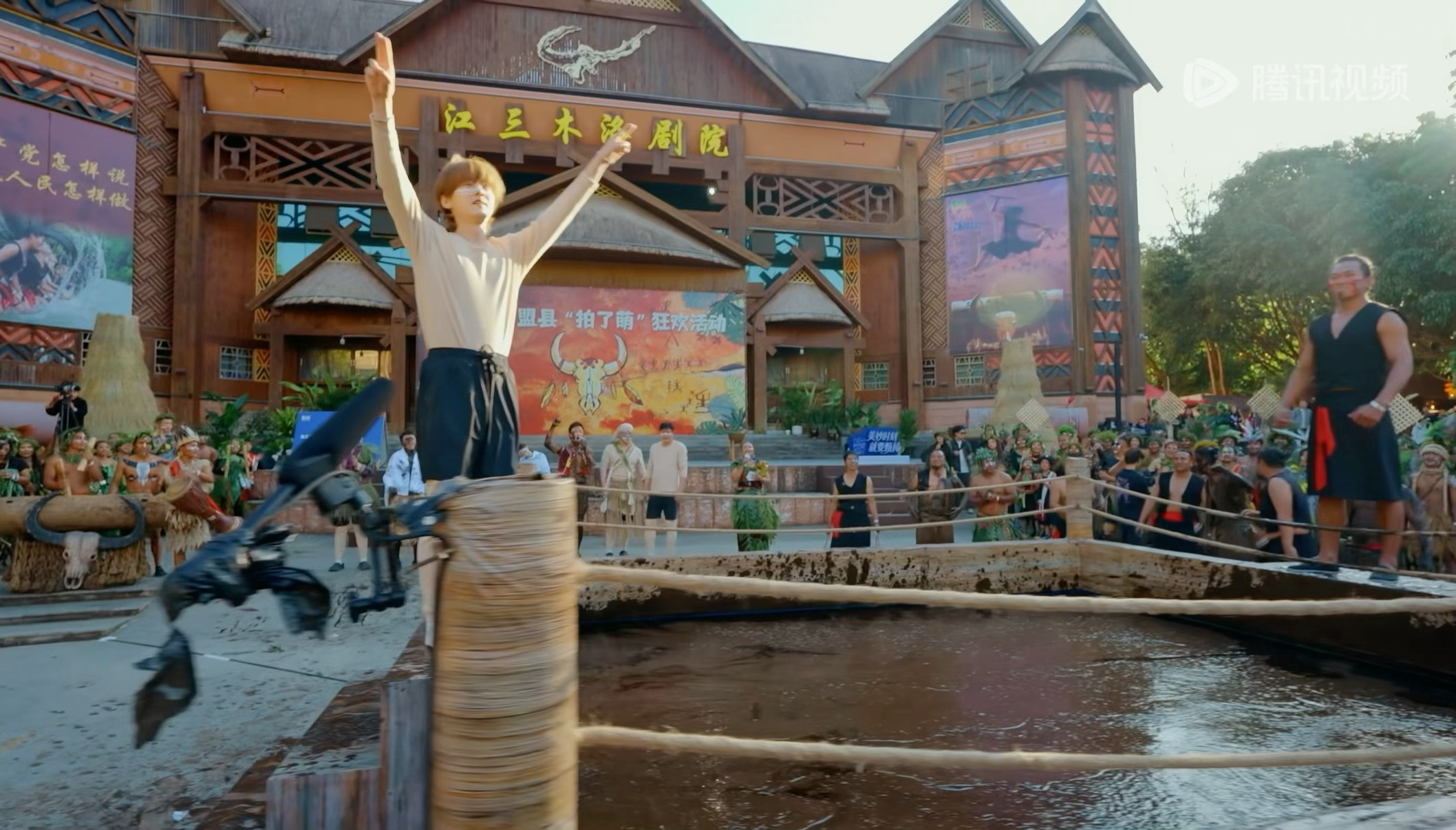 你们父子真的别闹了哈哈哈哈哈哈哈哈哈外向的超爸和害羞的鹿晗邓超一听到摔跤：唰一下