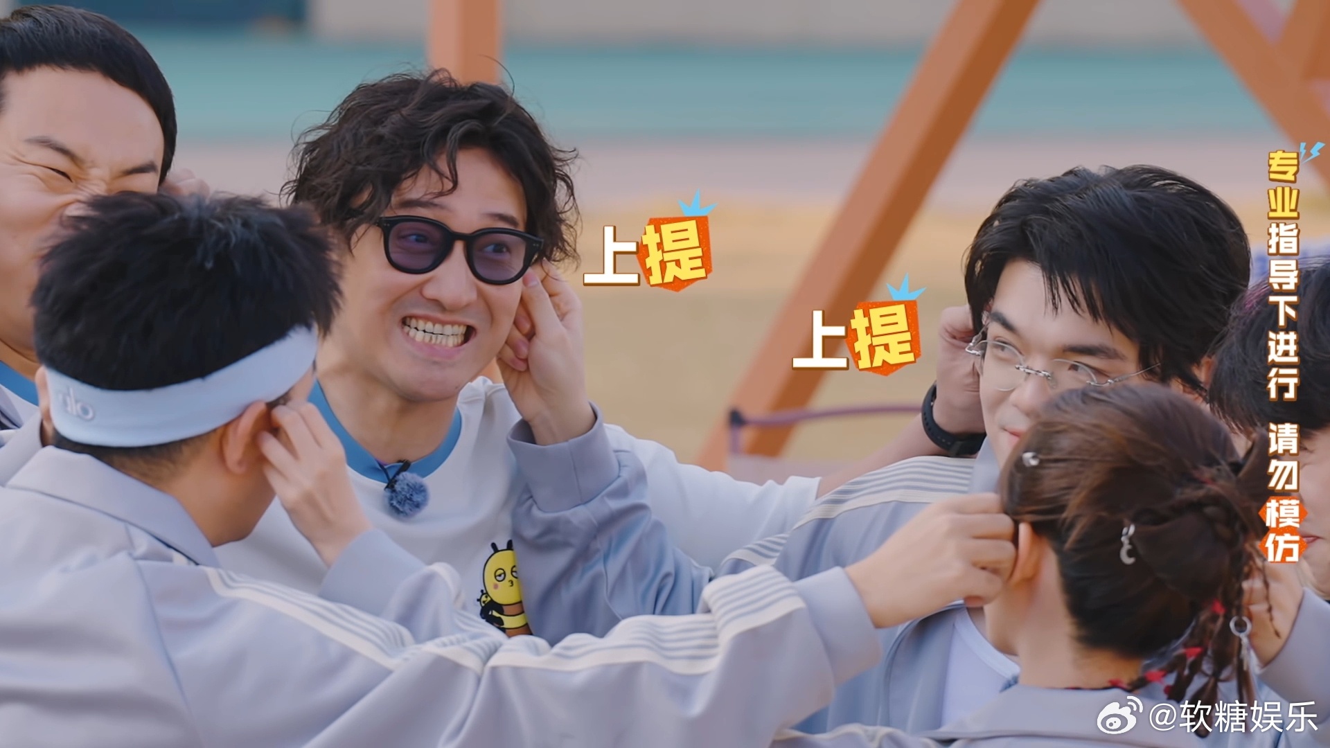 王传君把徐志胜一撮毛扯下来了徐志胜估计做梦都没想到，自己躲过了杨迪的明枪，没躲过