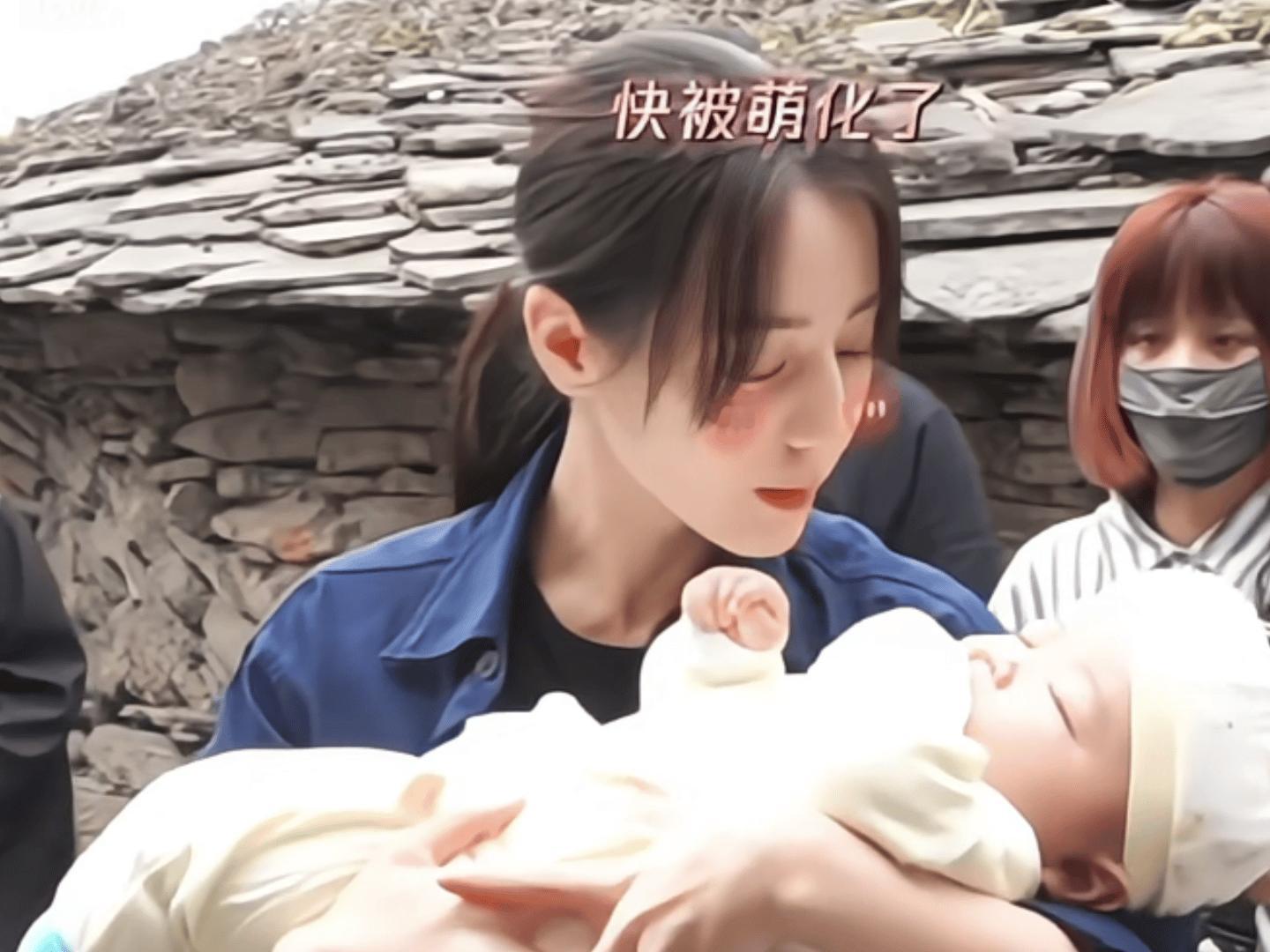 热巴抱孩子的动作好生疏啊！[允悲][允悲][允悲] ​​​